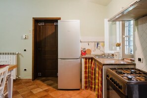 Fridge, stovetop, toaster, cookware/dishes/utensils - GuestHost - Rustic House near Lucca W/ Private Parking&Garden! (Lucca)