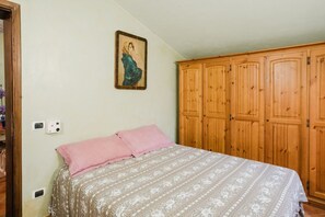 1 slaapkamer, een strijkplank/strijkijzer, beddengoed