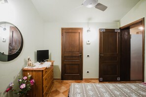 1 slaapkamer, een strijkplank/strijkijzer, beddengoed