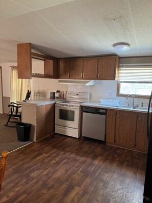 Cookware/dishes/utensils - Lake House not on water but very close to all access to lake (Manning)