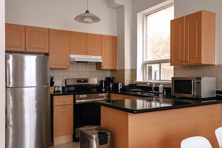 Deluxe Suite | Private kitchen | Full-size fridge, microwave, oven, stovetop