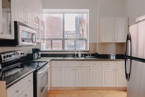 Deluxe Suite | Private kitchen | Full-size fridge, microwave, oven, stovetop - Lum The Queen (Toronto)