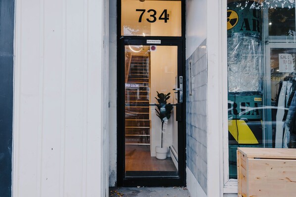 Interior entrance - Lum The Queen (Toronto)