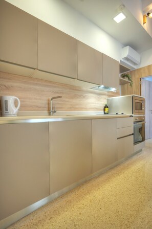 Kühlschrank, Mikrowelle, Ofen, Wasserkocher mit Kaffee-/Teezubehör