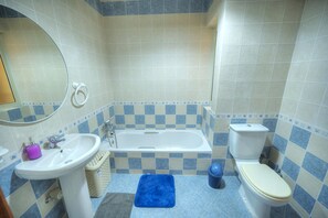 Douche, sèche-cheveux, serviettes fournies