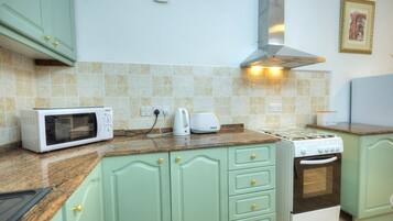 Réfrigérateur, micro-ondes, four, cafetiÚre/bouilloire