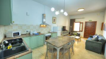 Réfrigérateur, micro-ondes, four, cafetiÚre/bouilloire