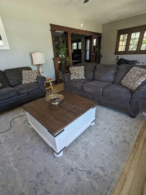 スマートテレビ、暖炉、テレビゲーム、DVD プレーヤー