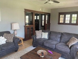 スマートテレビ、暖炉、テレビゲーム、DVD プレーヤー