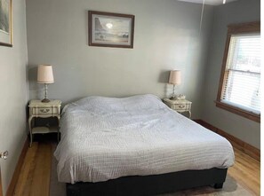 2 chambres, bureau, fer et planche à repasser, lit de bébé portatif