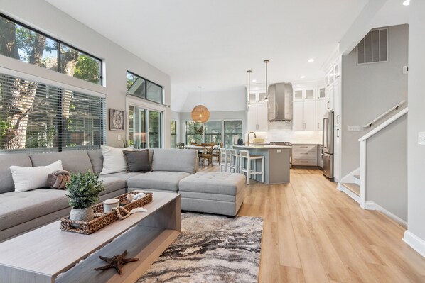 TV - Newly renovated lighthouse landing close to the ferry and island amenities, 2 golf carts. (Bald Head Island)