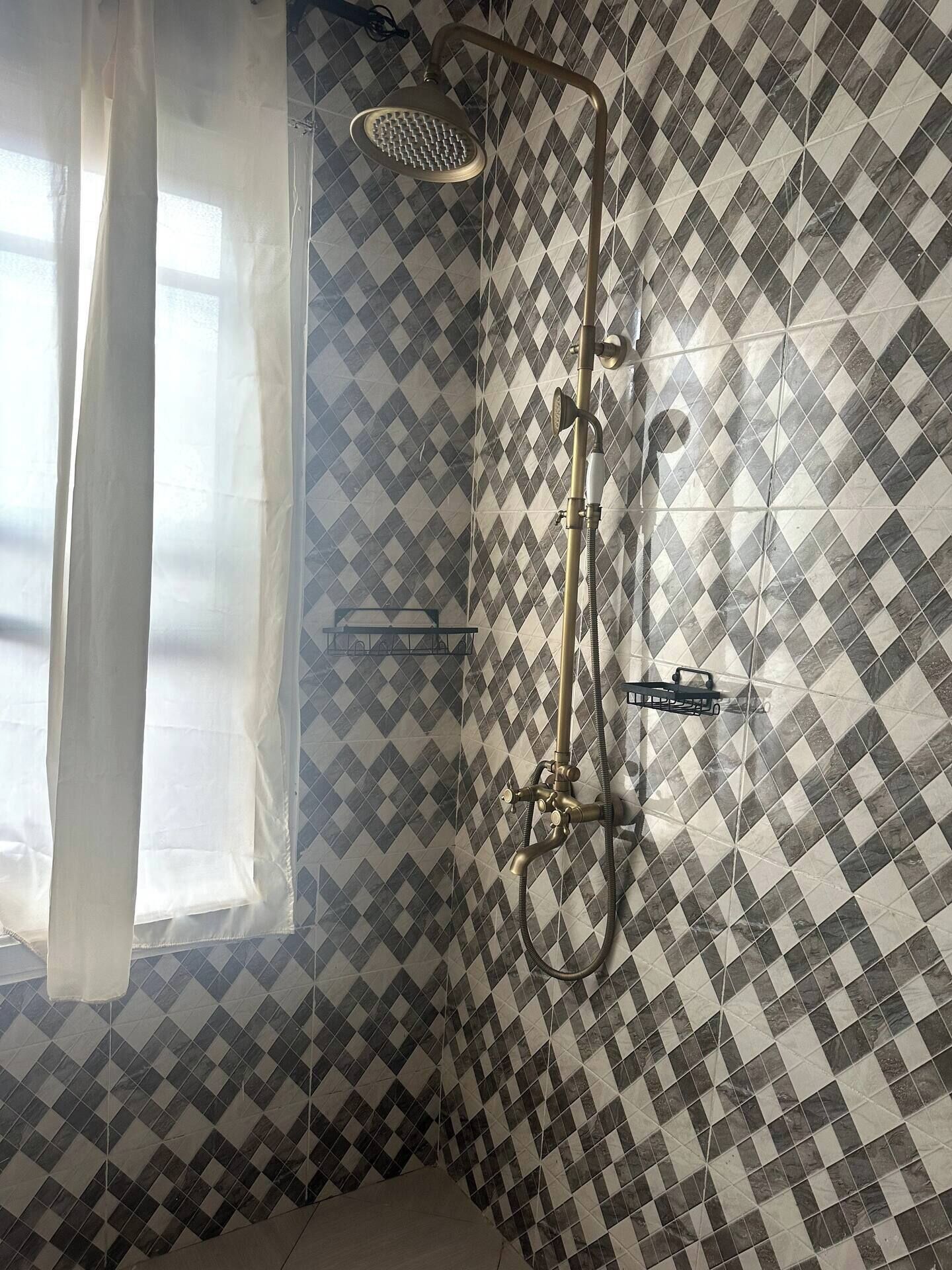Douche, serviettes fournies, savon, shampoing