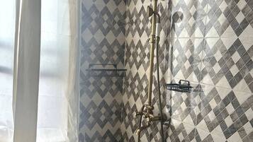 Douche, serviettes fournies, savon, shampoing