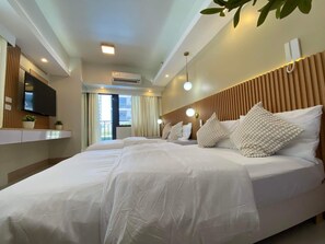 1 bedroom, desk, soundproofing, iron/ironing board - Shore 3 Residences Authentic Japanese-Style Bedroom with Pool View - MOA Complex (Pasay)