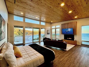 1 bedroom, desk, WiFi, bed sheets - The Cove at Port Orford: Gray Whale Suite (Port Orford)