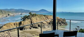 The Cove at Port Orford: Gray Whale Suite