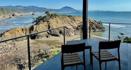The Cove at Port Orford: Gray Whale Suite