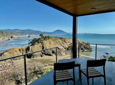 The Cove at Port Orford: Gray Whale Suite