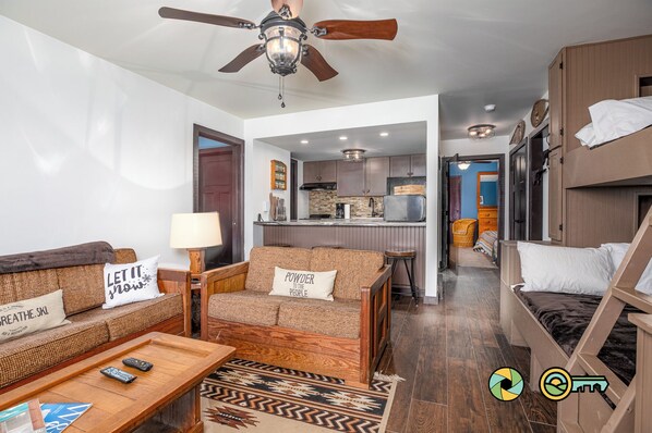 Smart TV, chimenea, reproductor de DVD