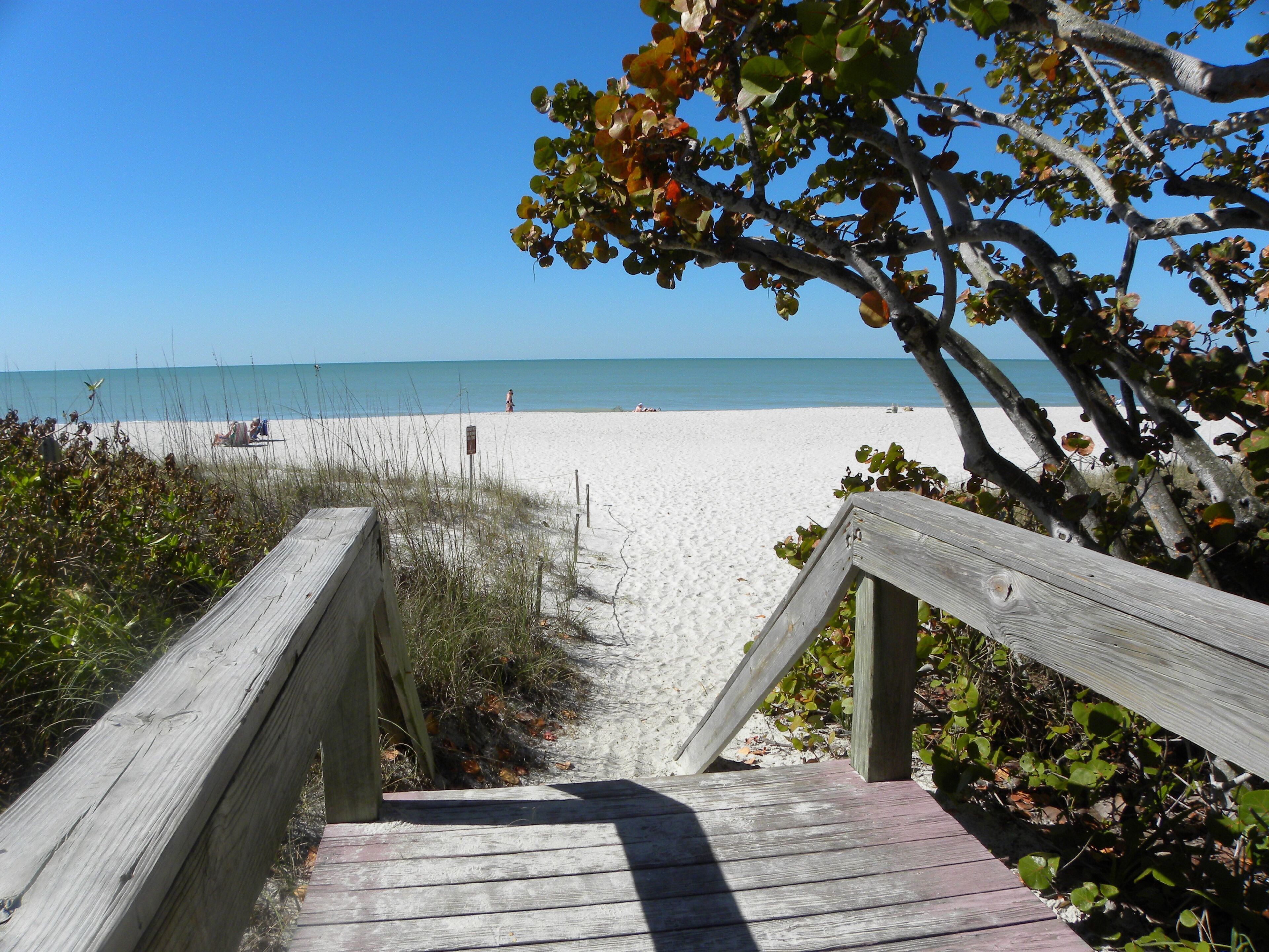Old Naples, Walk to the beach!