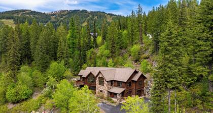 Impressive 5 bedroom residence close to ski access / hot tub / sauna