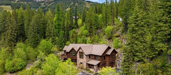 Impressive 5 bedroom residence close to ski access / hot tub / sauna