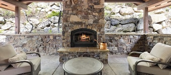 Impressive 5 bedroom residence close to ski access / hot tub / sauna