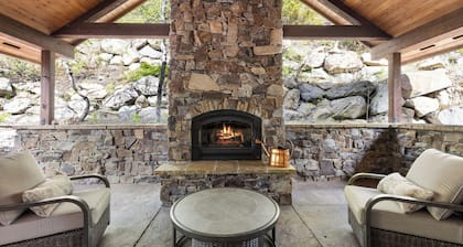 Impressive 5 bedroom residence close to ski access / hot tub / sauna