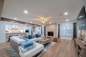 Smart TV, chimenea, estéreo y impresora