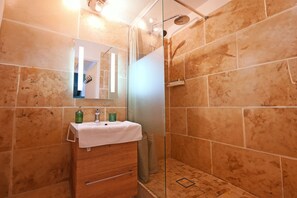 Shower, hair dryer, towels