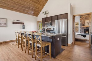 Private kitchen - Lake Lookout Retreat with Private Hot Tub, Free Attraction Tickets & Community Pools (Branson)