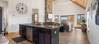 Lake Lookout Retreat with Private Hot Tub, Free Attraction Tickets & Community Pools