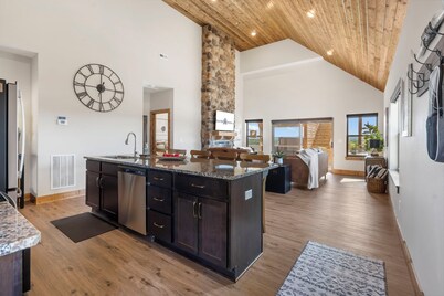 Lake Lookout Retreat with Private Hot Tub, Free Attraction Tickets & Community Pools