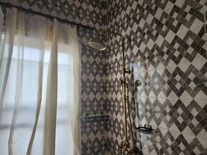 Shower, towels, soap, shampoo - Smart Oasis: Serenity in Ghana (Kumasi)