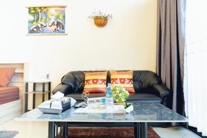 Superior Room | Living area | 42-inch flat-screen TV with satellite channels - Touch the Wind (Sap Yai)