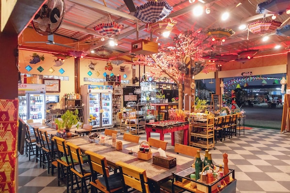 Se sirven desayunos, almuerzos y cenas; cocina alemana