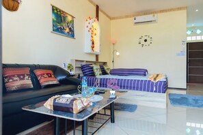 Superior Room | Living area | 42-inch flat-screen TV with satellite channels - Touch the Wind (Sap Yai)