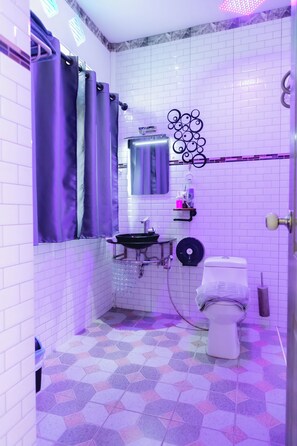 Superior Room | Bathroom | Shower, rainfall showerhead, hair dryer, towels