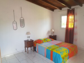 Bureau, fer et planche à repasser, Wi-Fi gratuit, draps fournis