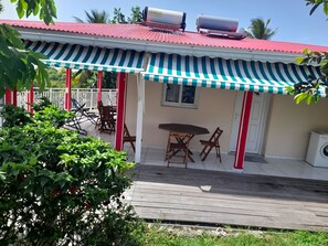 Outdoor dining - Sunset inn (Sainte-Anne)