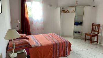 Una scrivania, ferro/asse da stiro, Wi-Fi gratuito, lenzuola