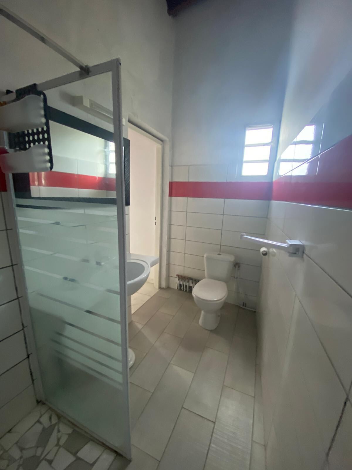 Sèche-cheveux, serviettes fournies, savon, papier toilette