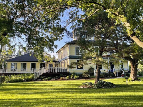 Rural retreat with a great location and modern amenities.  