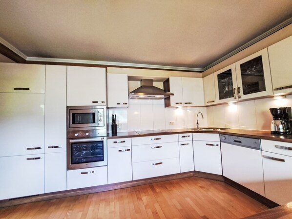 Fridge, oven, dishwasher, cookware/dishes/utensils