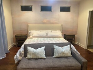3 bedrooms, desk, WiFi, bed sheets