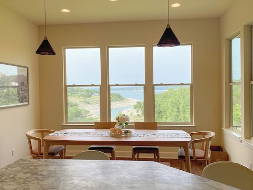 Cozy Lakefront Retreat on Canyon Lake. Pet friendly!