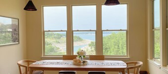Cozy Lakefront Retreat on Canyon Lake. Pet friendly!