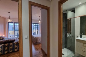 2 slaapkamers, een strijkplank/strijkijzer, reisbedje, gratis wifi