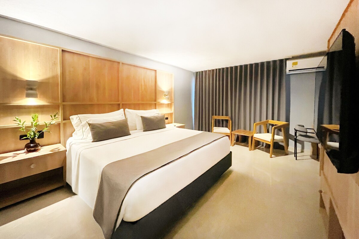Deluxe-Zimmer, 1 King-Bett, Balkon | Hochwertige Bettwaren, Daunenbettdecken, Pillowtop-Betten, Zimmersafe