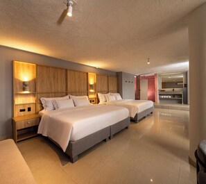 Een moderne slaapkamer met twee bedden, houten hoofdborden en inbouwverlichting.